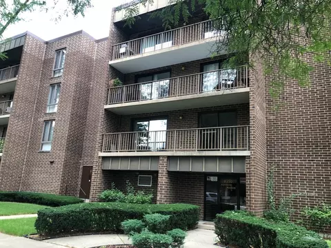 8350 W Addison St #202, Chicago, IL 60634
