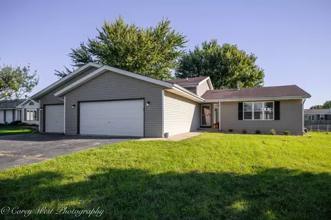 Exterior - 409 Hickory Dr, Davis Junction, IL 61020 photo 2 of 8