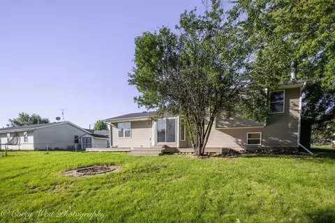 Exterior - 409 Hickory Dr, Davis Junction, IL 61020 photo 6 of 8