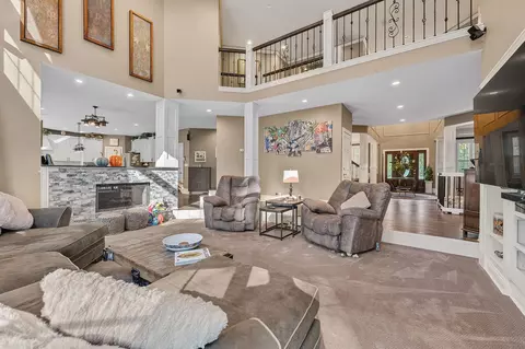 Living - 110 Rolling Knolls Ave, Elgin, IL 60120 photo 5 of 9