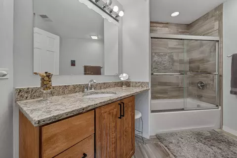 Bath - 110 Rolling Knolls Ave, Elgin, IL 60120 photo 3 of 5