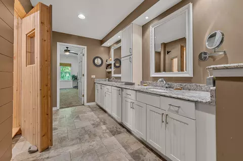Bath - 110 Rolling Knolls Ave, Elgin, IL 60120 photo 2 of 5