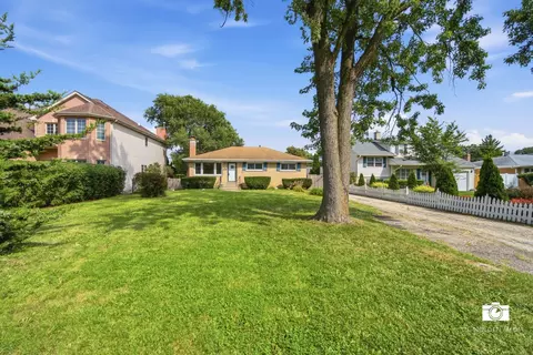 Exterior - 599 N Willow Rd, Elmhurst, IL 60126 photo 2 of 7