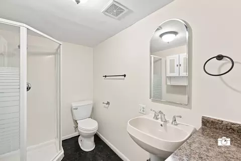 Bath - 599 N Willow Rd, Elmhurst, IL 60126 photo 2 of 3