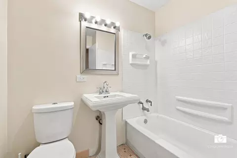 Bath - 599 N Willow Rd, Elmhurst, IL 60126 photo 3 of 3