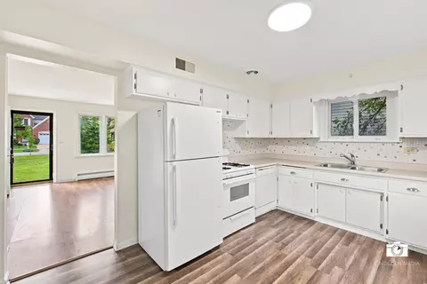 Kitchen - 599 N Willow Rd, Elmhurst, IL 60126 photo 3 of 4