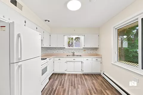 Kitchen - 599 N Willow Rd, Elmhurst, IL 60126 photo 2 of 4