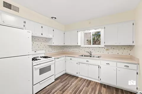 Kitchen - 599 N Willow Rd, Elmhurst, IL 60126 photo 4 of 4
