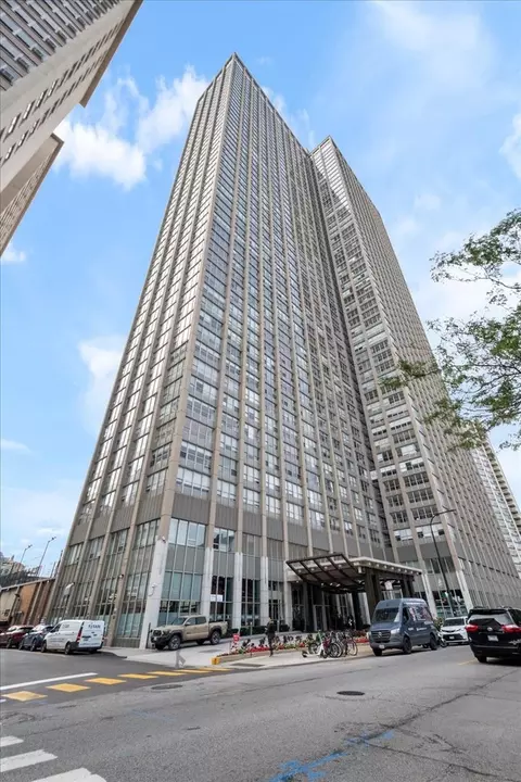 655 W Irving Park Rd #4003, Chicago, IL 60613