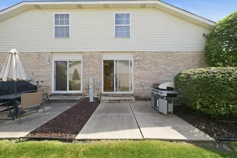 Exterior - 7420 Maple Dr, Justice, IL 60458 photo 5 of 6
