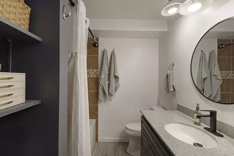Bath - 824 Royal Dr, Mchenry, IL 60050 photo 2 of 3