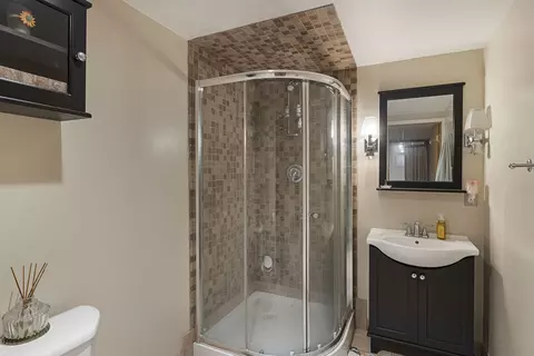Bath - 824 Royal Dr, Mchenry, IL 60050 photo 3 of 3