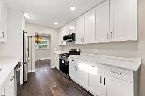 Kitchen - 807 E Golfview Dr, Mount Prospect, IL 60056 photo 2 of 3