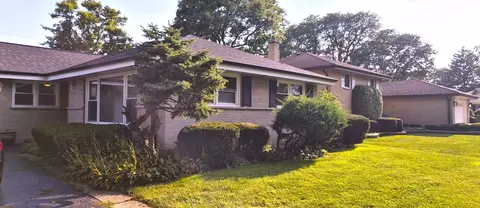 Exterior - 807 E Golfview Dr, Mount Prospect, IL 60056 photo 4 of 7