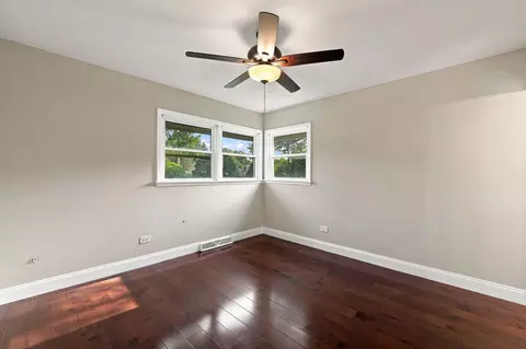 Bedroom - 807 E Golfview Dr, Mount Prospect, IL 60056 photo 5 of 6