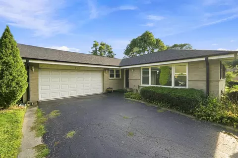Exterior - 807 E Golfview Dr, Mount Prospect, IL 60056 photo 2 of 7