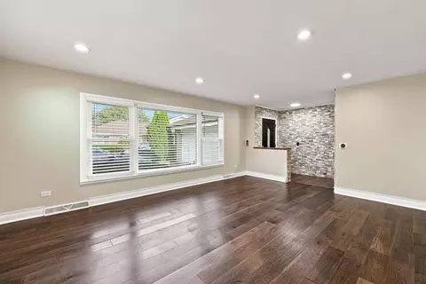 Living - 807 E Golfview Dr, Mount Prospect, IL 60056 photo 1 of 3
