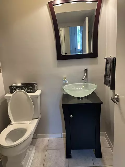 Bath - 2248 Kingston Dr, Wheaton, IL 60189 photo 4 of 4