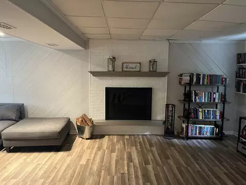 Living - 2248 Kingston Dr, Wheaton, IL 60189 photo 3 of 4