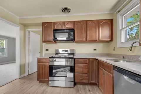 Kitchen - 273 Mohawk St, Park Forest, IL 60466 photo 2 of 3