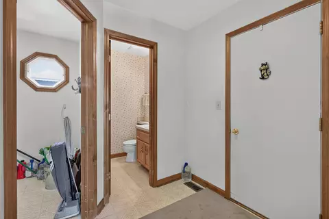 Entry Way - 5705 E North Prairie Dr, Morris, IL 60450 photo 2 of 3