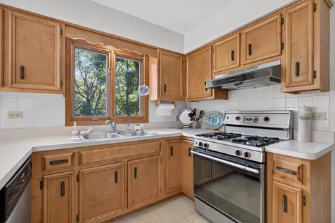 Kitchen - 5705 E North Prairie Dr, Morris, IL 60450 photo 3 of 4