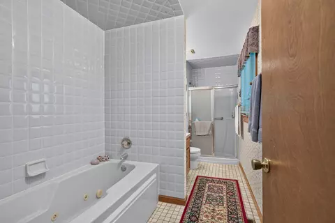 Bath - 5705 E North Prairie Dr, Morris, IL 60450 photo 3 of 5