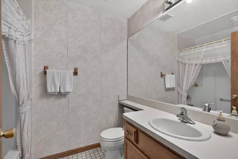 Bath - 5705 E North Prairie Dr, Morris, IL 60450 photo 2 of 5