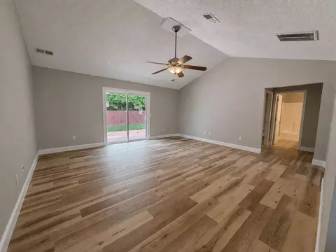 Living - 2805 Juniper Dr, Metropolis, IL 62960 photo 3 of 5