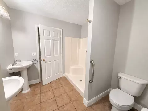 Bath - 2805 Juniper Dr, Metropolis, IL 62960 photo 2 of 4