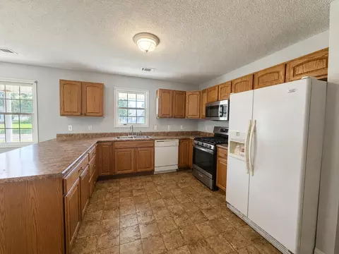 Kitchen - 2805 Juniper Dr, Metropolis, IL 62960 photo 2 of 2
