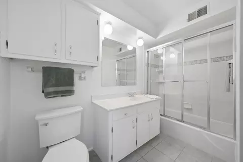 Bath - 1654 Wadsworth Rd, Wheaton, IL 60189 photo 4 of 6