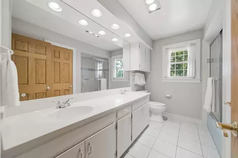 Bath - 1654 Wadsworth Rd, Wheaton, IL 60189 photo 5 of 6
