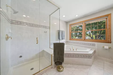 Bath - 1654 Wadsworth Rd, Wheaton, IL 60189 photo 3 of 6