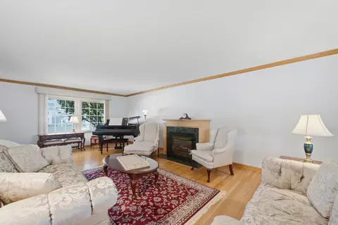 Living - 1654 Wadsworth Rd, Wheaton, IL 60189 photo 4 of 6