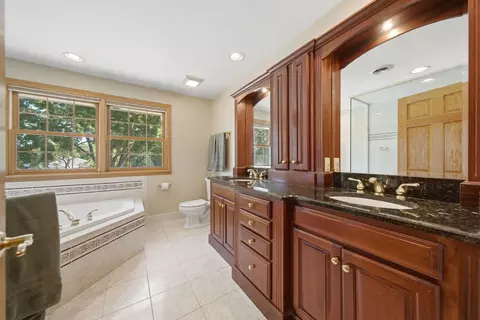 Bath - 1654 Wadsworth Rd, Wheaton, IL 60189 photo 2 of 6