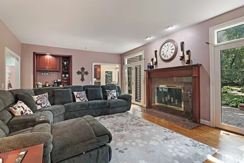 Living - 2708 Whiting Ct, Mchenry, IL 60050 photo 4 of 4