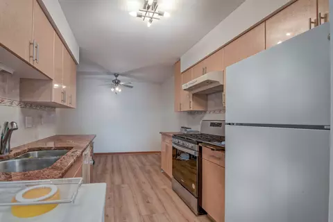Kitchen - 1419 Chippewa Trl, Wheeling, IL 60090 photo 2 of 2