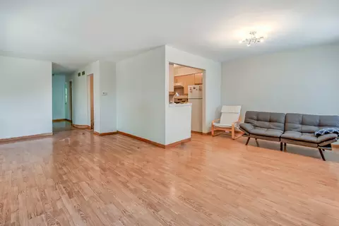 Living - 1419 Chippewa Trl, Wheeling, IL 60090 photo 4 of 5