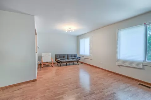 Living - 1419 Chippewa Trl, Wheeling, IL 60090 photo 2 of 5