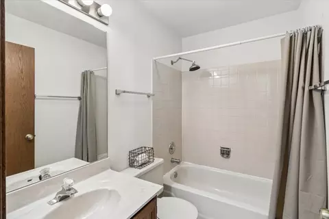 Bath - 1315 Cheswick Ct #C, Wheeling, IL 60090 photo 4 of 4