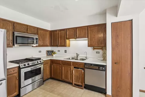 Kitchen - 1315 Cheswick Ct #C, Wheeling, IL 60090 photo 2 of 2