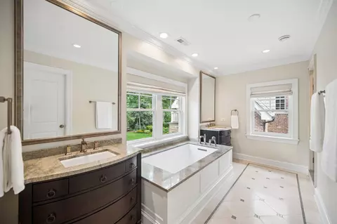 Bath - 887 Ash St, Winnetka, IL 60093 photo 2 of 5