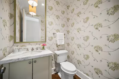 Bath - 887 Ash St, Winnetka, IL 60093 photo 1 of 5