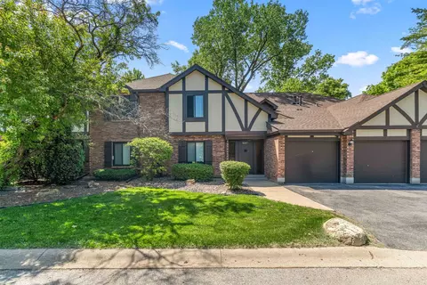 8245 Poplar Ln #5B, Palos Hills, IL 60465