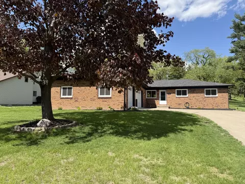 4065 Pinebrook Ln, Bettendorf, IA 52722
