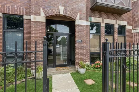 523 N Racine Ave #1, Chicago, IL 60642