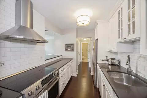 Kitchen - 111 E Chestnut St #16J, Chicago, IL 60611 photo 1 of 4
