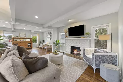 Living - 1511 Avery Ave, Wheaton, IL 60187 photo 2 of 3