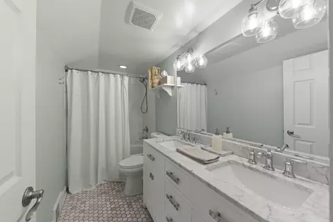 Bath - 1511 Avery Ave, Wheaton, IL 60187 photo 2 of 2